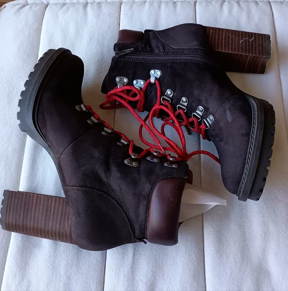 Lucky Brand Stylish Women's Boots with Red Laces_9 - Picture 5 of 9